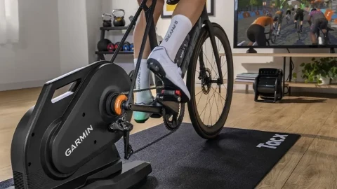 „Garmin“ pristato tris naujienas dviratininkams: nuo išmaniojo treniruoklio iki pažangių dviračių kompiuterių
