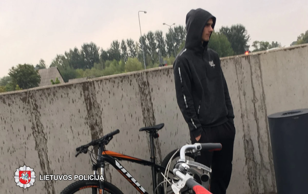 Policija prašo padėti atpažinti įtariamąjį