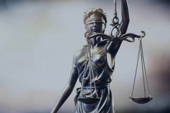 Tikimybė išsisukti teisme po kaltinimų prekyba poveikiu – kone nulinė