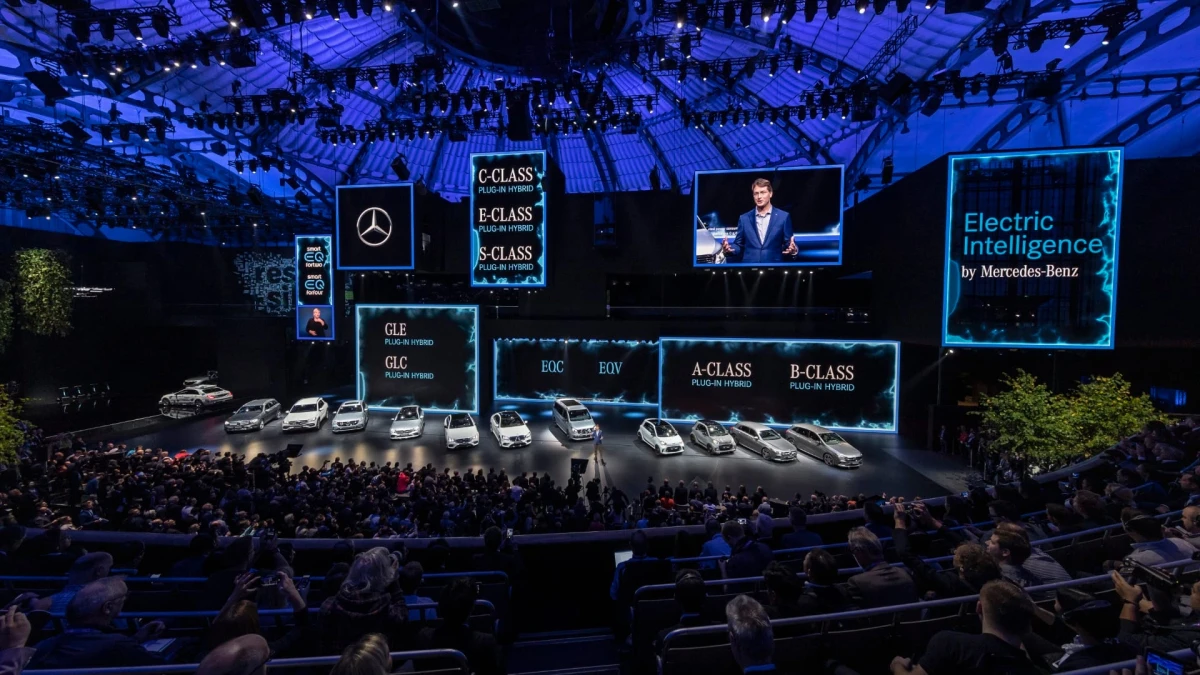Frankfurte „Mercedes-Benz“ parodė naujus, galingus ir efektyvius modelius