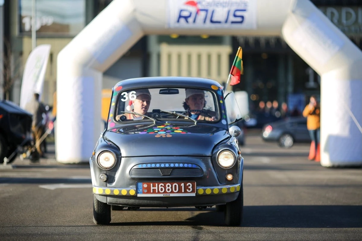 „Kalėdiniame ralyje“ – briedžiai, fėjos, nykštukai, spalvingi automobiliai ir panevėžiečiai ant nugalėtojų pakylos