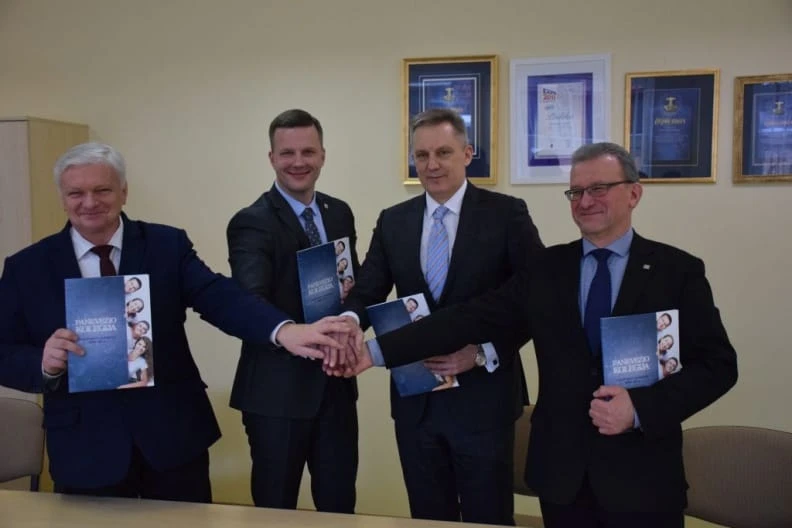 Pasirašyta Matematikos, informatikos ir fizikos akademijos steigimo sutartis