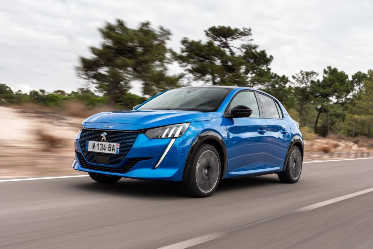 Šeši „Peugeot“ metų automobiliai: nuo 504 sedano iki naujojo 208 hečbeko