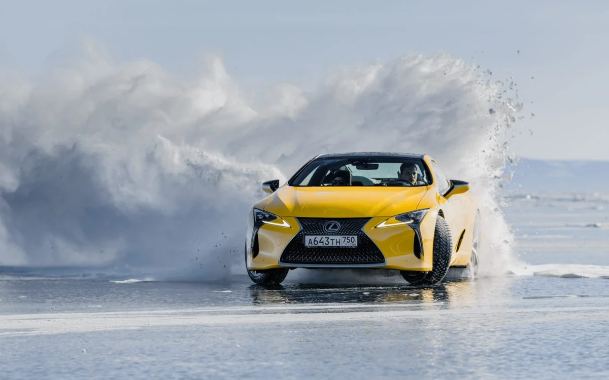 „Lexus“ automobilių galimybės išbandytos ant užšalusio Baikalo ežero stingdančiame Sibire