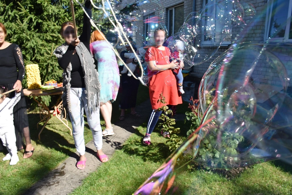 Basų kojų tako atidarymo šventė ir burbulų fiesta „Mes kartu“ Panevėžio pataisos namuose