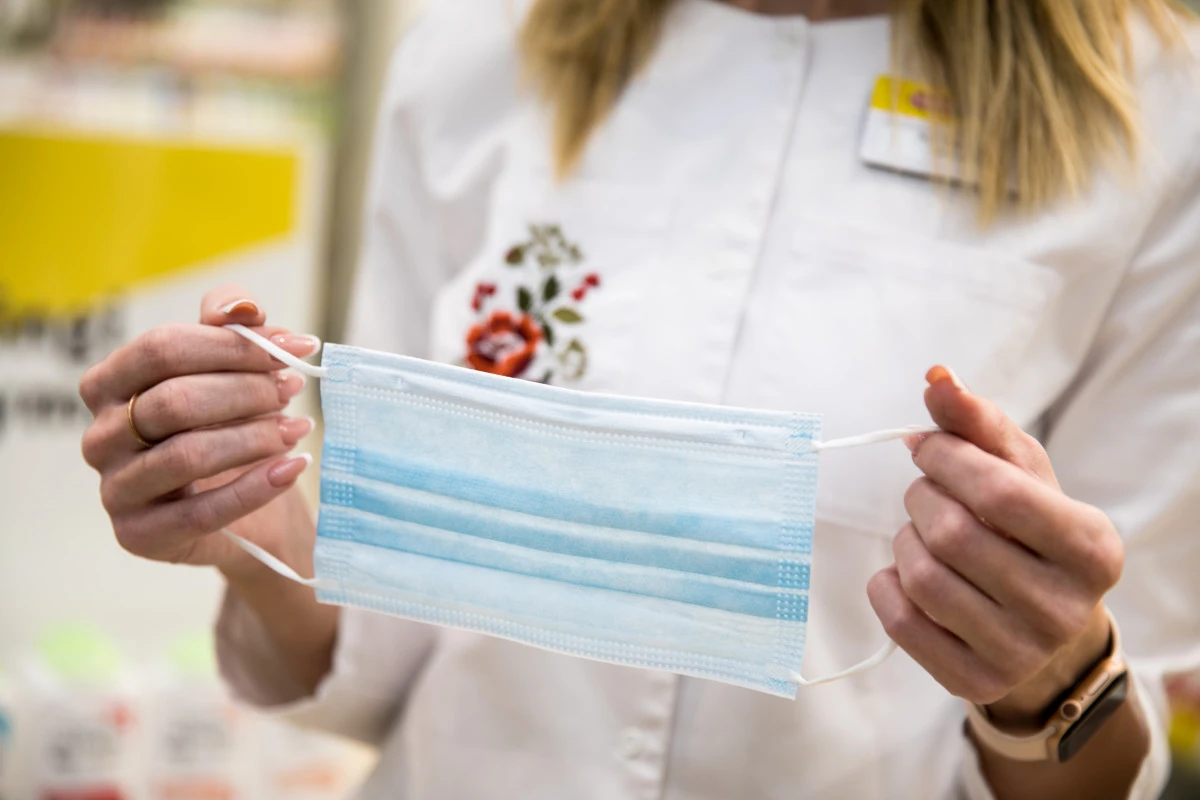 Vaistininkas: turime dar labiau sustiprinti savo saugumą dėvėdami kaukes