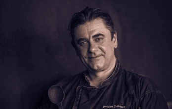 Į Panevėžio labdaros valgyklos pagalbos šauksmą atsiliepė žinomas šefas: susirgus personalui, neliko kam maitinti skurstančius