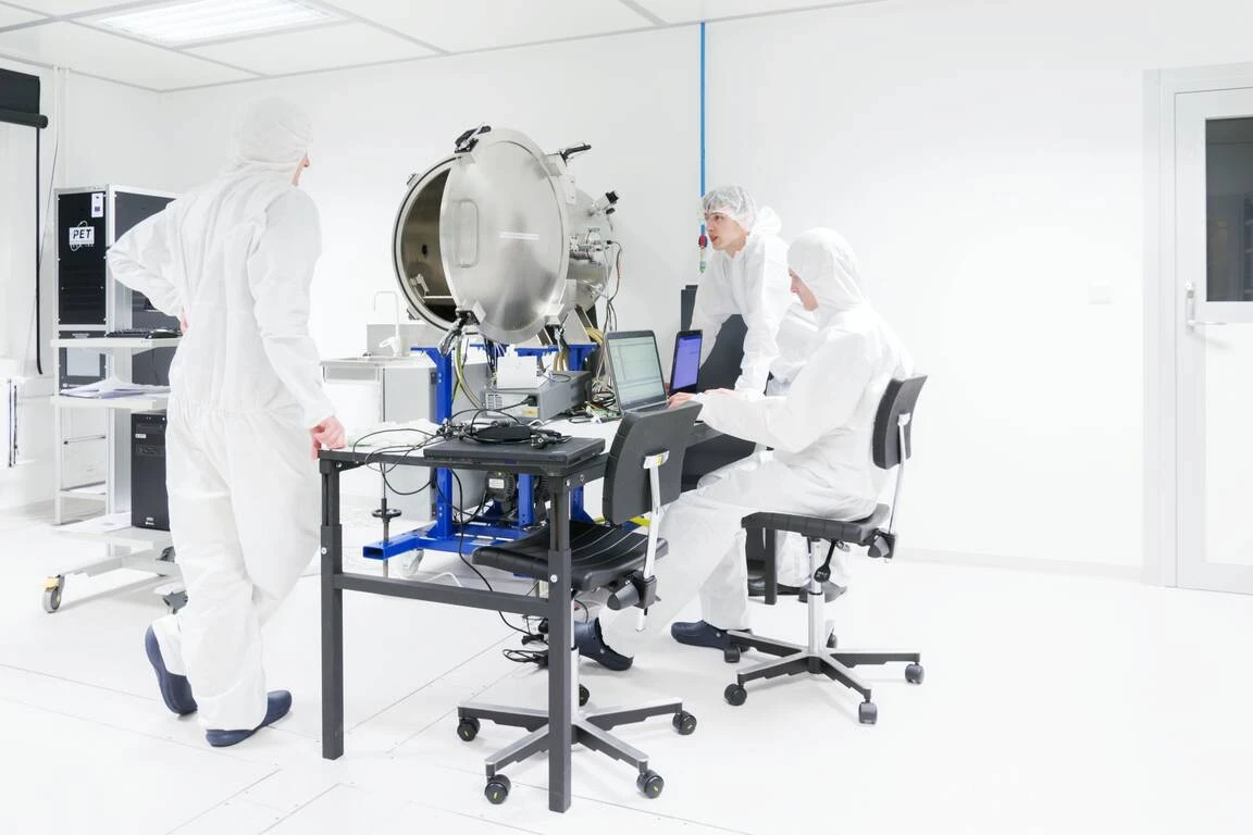 Nanoavionics thermalvacuum testing of nanosatellites