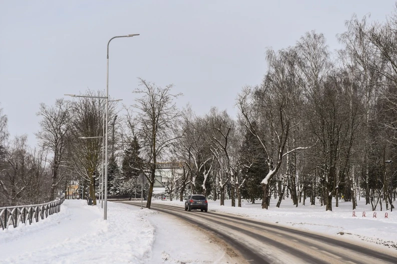 Šalį užklupusi žiema išbando vairuotojų budrumą: ar tinkamai nuvalėte automobilį?