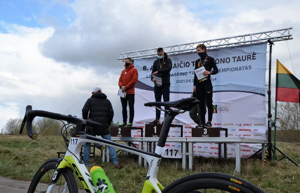 Puikus triatlonininkų startas