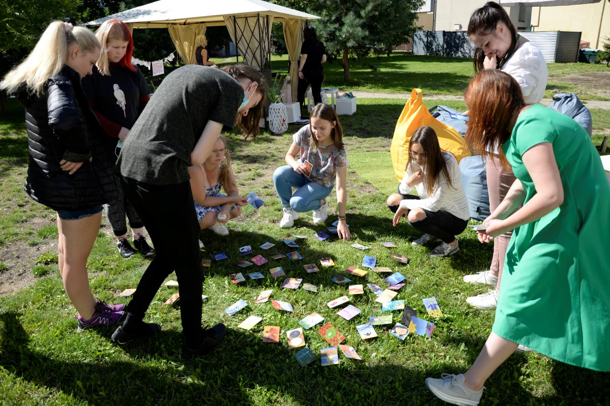 „Kėdes į lauką“ kvies jaunimą meditacijai ir kūrybiškumo paieškoms