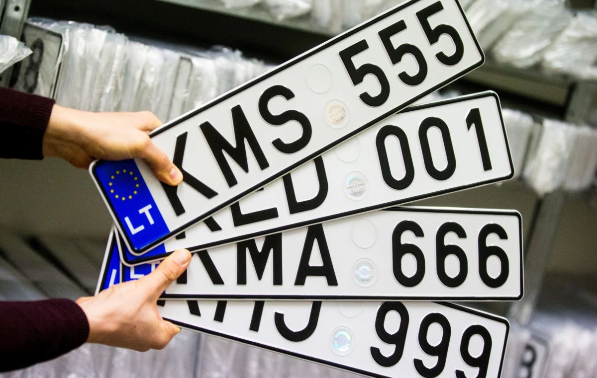 Pirko automobilio numerius-gavo orą