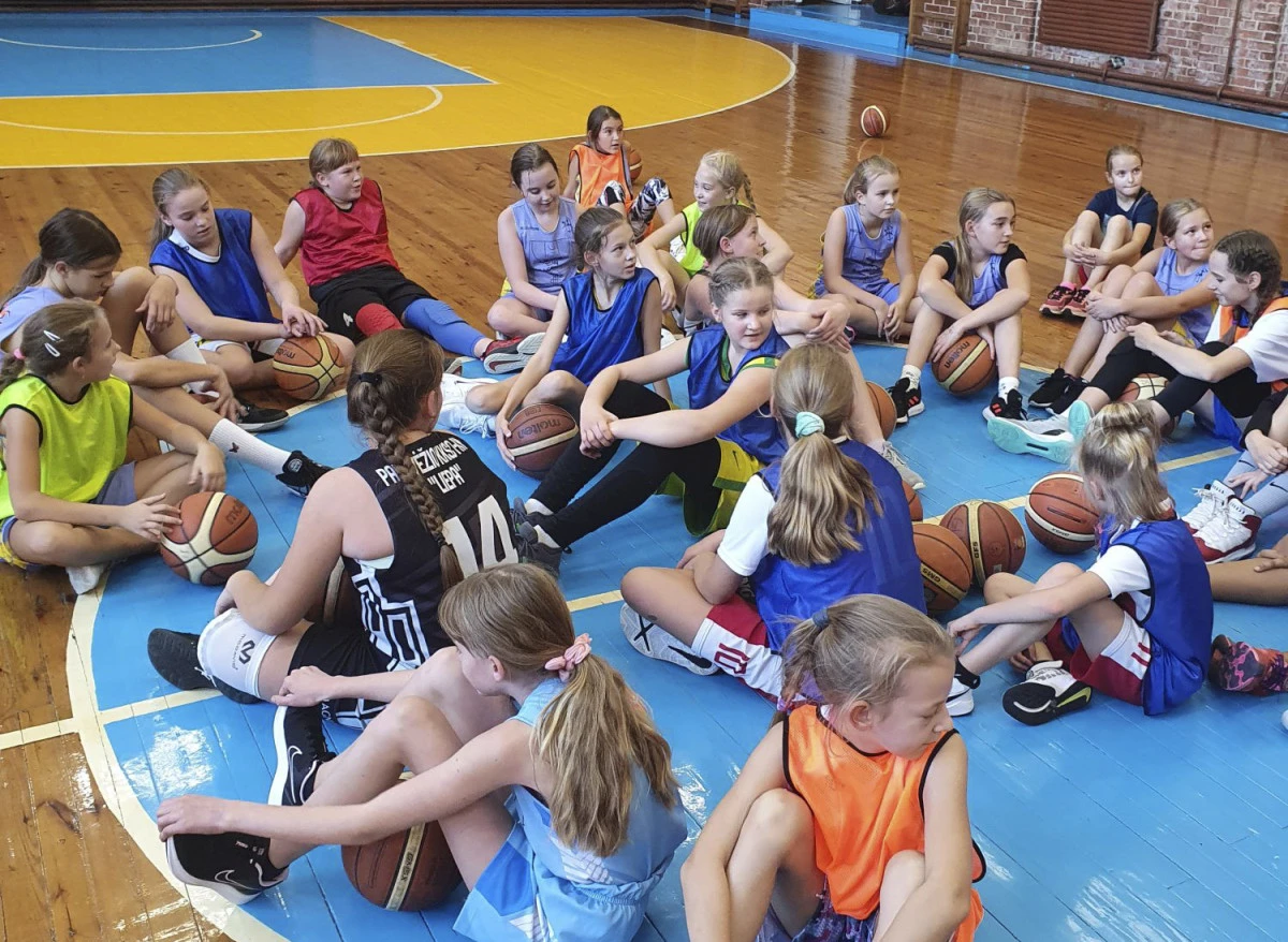 „Ateik, išmok, pranok!“ projekte įgūdžius gerino Panevėžio sporto centro krepšininkės