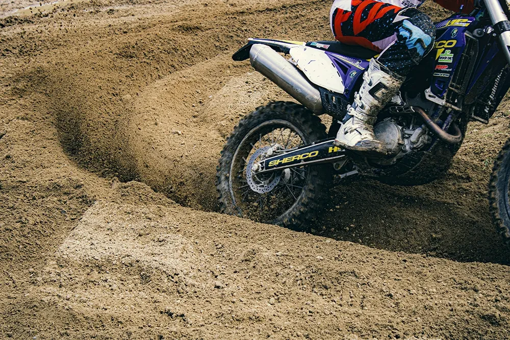 Treniruočių metu moto trasoje sužeista žiūrovė