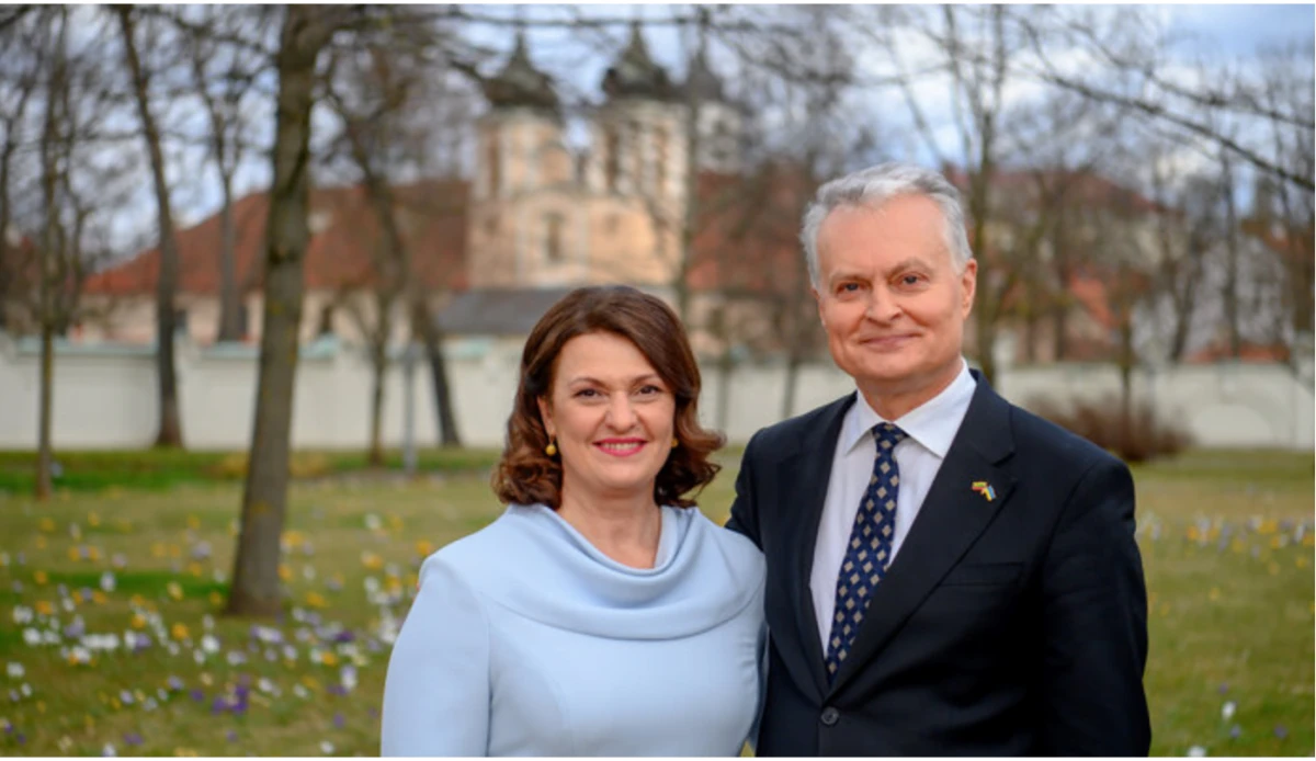 Lietuvos Respublikos Prezidento Gitano Nausėdos ir ponios Dianos Nausėdienės sveikinimas Lietuvos žmonėms šv. Velykų proga