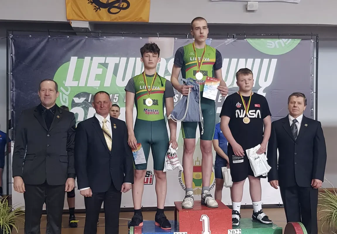 Iš sunkiosios atletikos varžybų – su medaliais