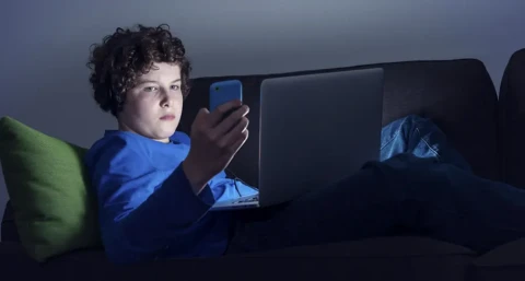 Kaip padėti nuo internetinių žaidimų priklausomam paaugliui?