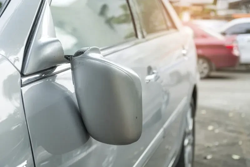 Užkliuvo automobilių veidrodėliai
