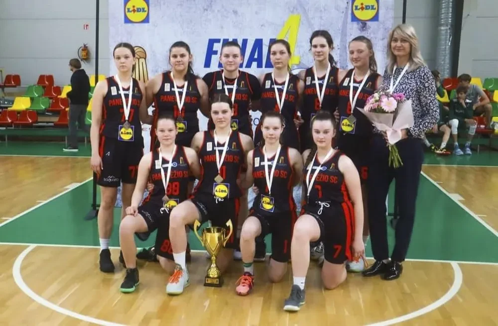 R.Sargūno gimnazijos krepšininkės iškovojo sidabro medalius