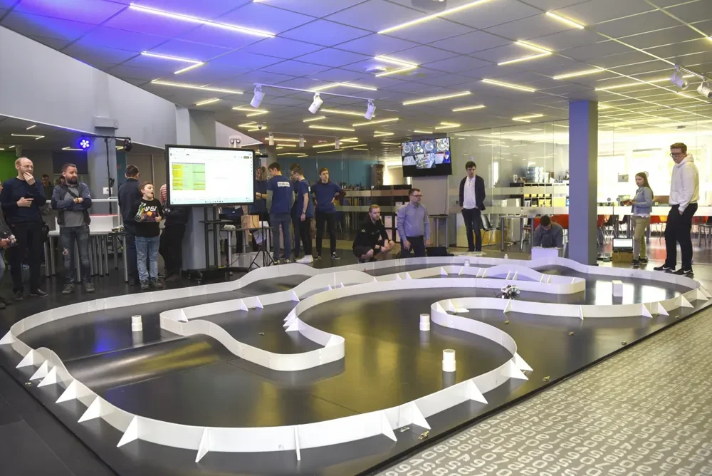 Savaitgalį Panevėžio robotikos centre „RoboLabas“ susigrūmė robotai