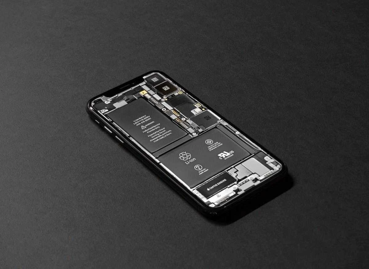 Mano išmanusis telefonas pilnas drėgmės – ką turėčiau daryti?