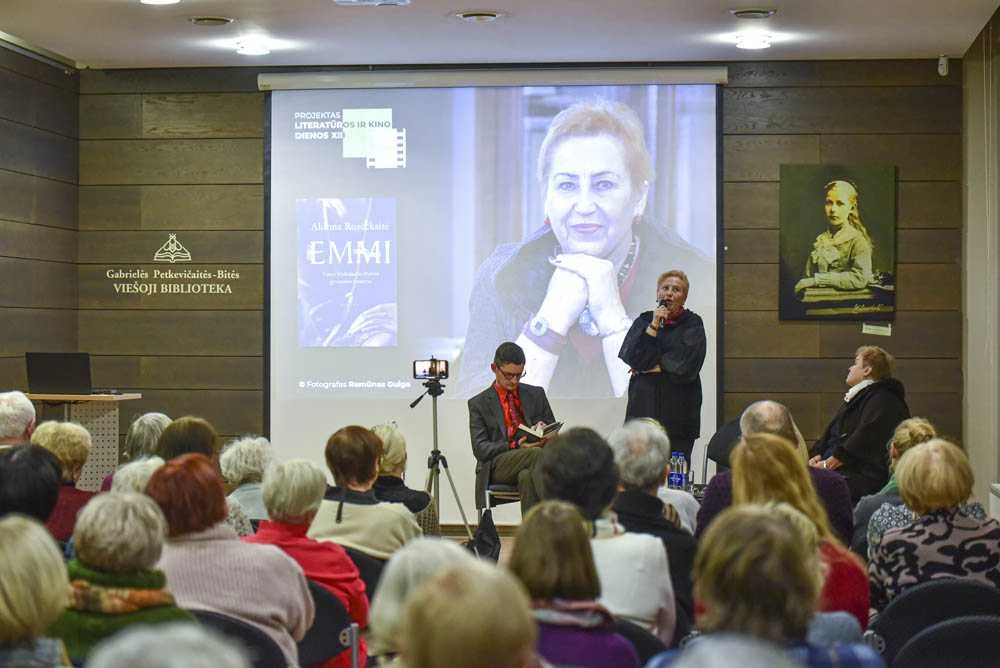 A.Ruseckaitė knygos pristatyme. Nuotr. P.Židonio