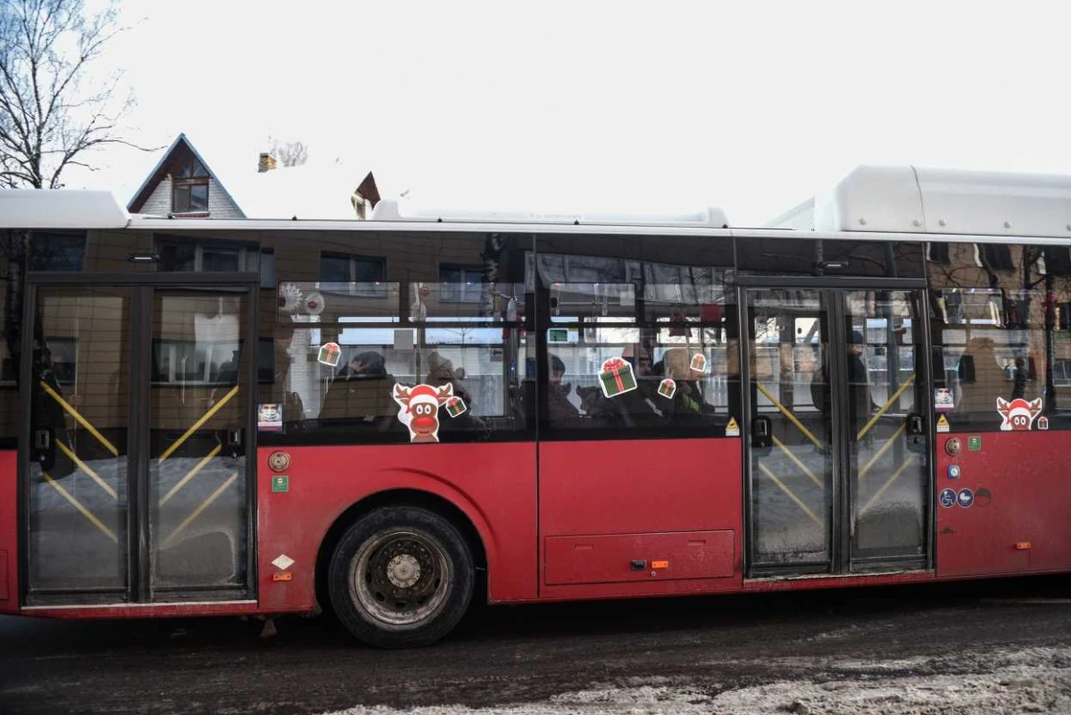 Panevėžio gatvėse – šventiškai papuošti autobusai