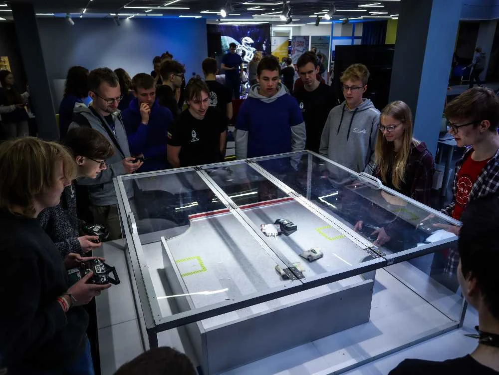 Panevėžio robotikos centre „RoboLabas“ robotų kovos, greičio lenktynės ir grumtynės sumo arenoje