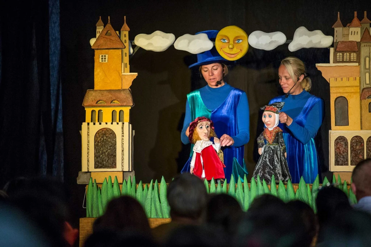 Birželį lėlių vežimo teatre
