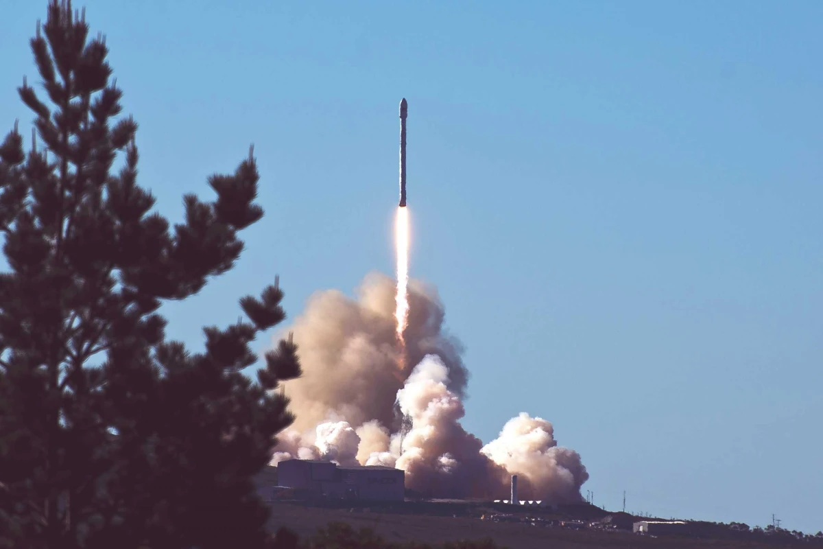 Falcon9launch scaled