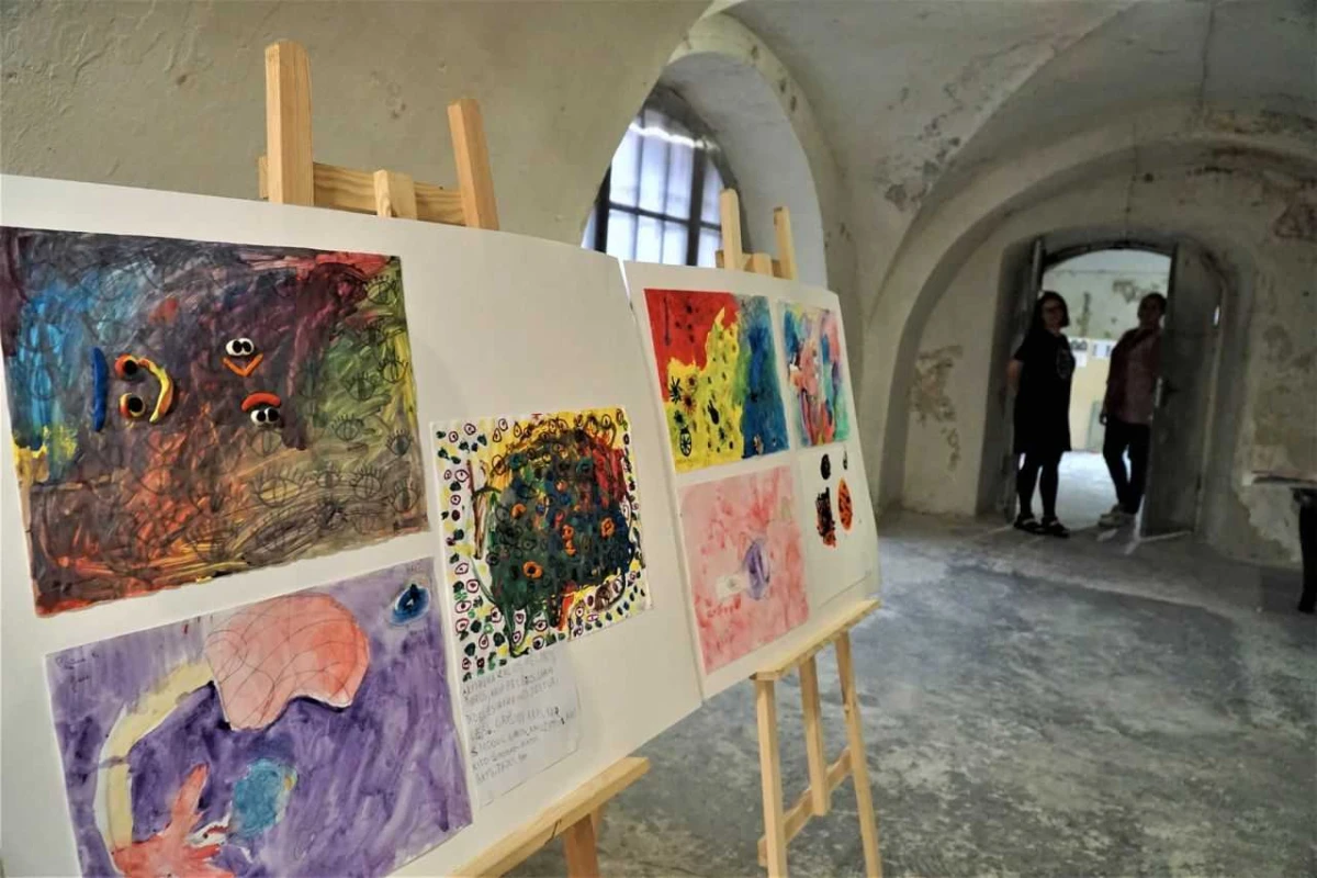 Bibliotekoje – provokuojanti vaikų meno paroda „Aš – žmogus“