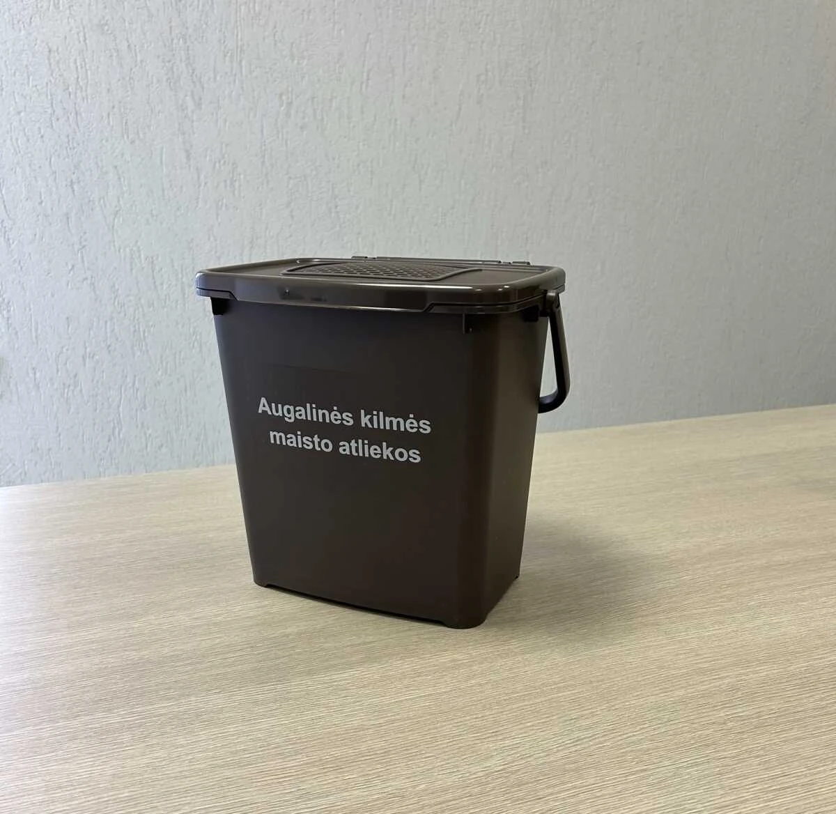 Pažagienių kaime nemokamai dalijami augalinės kilmės maisto atliekų kibirėliai