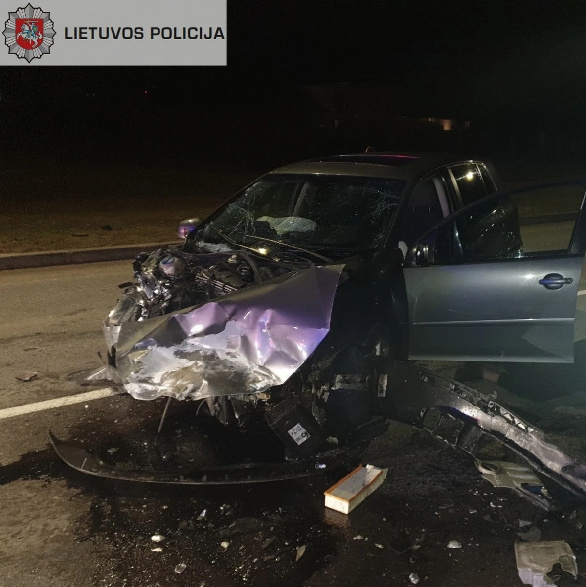 Rėžėsi į kelią blokavusį policijos automobilį