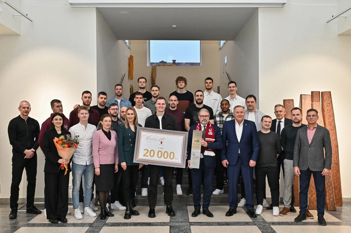 Pasveikinta sidabrą laimėjusi „7bet-Lietkabelis“ komanda