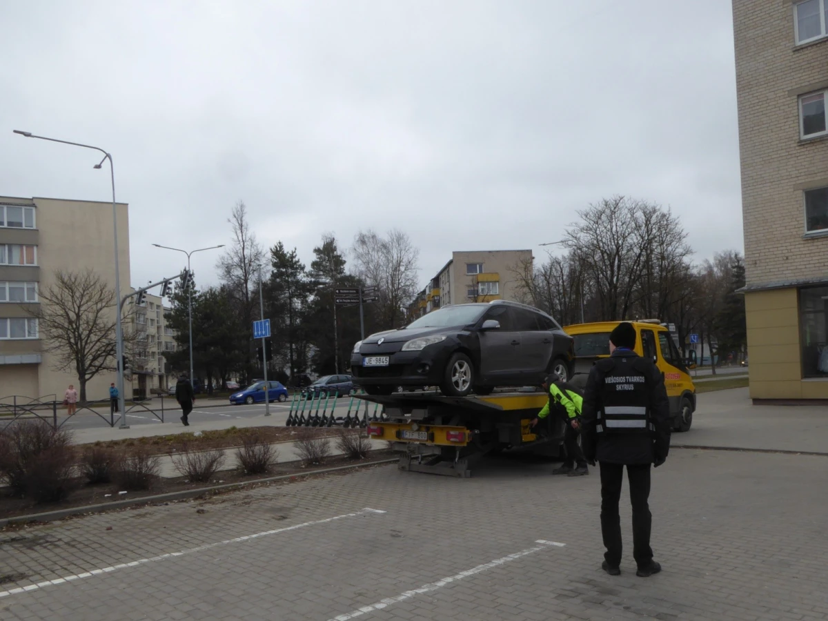 Daugiabučių kiemuose ir gatvėse nevažiuojantiems automobiliams ne vieta