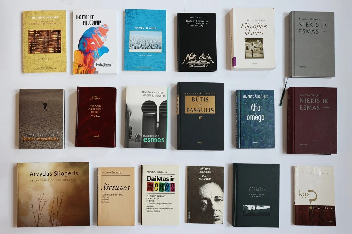 Bibliotekoje – Arvydo Šliogerio darbų ekspozicija