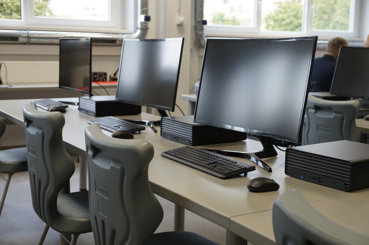 Panevėžio „Minties“ inžinerijos gimnazijai verslo partnerių dovana – pažangiausios inžinerinės technologijos ir praktiniai įgūdžiai