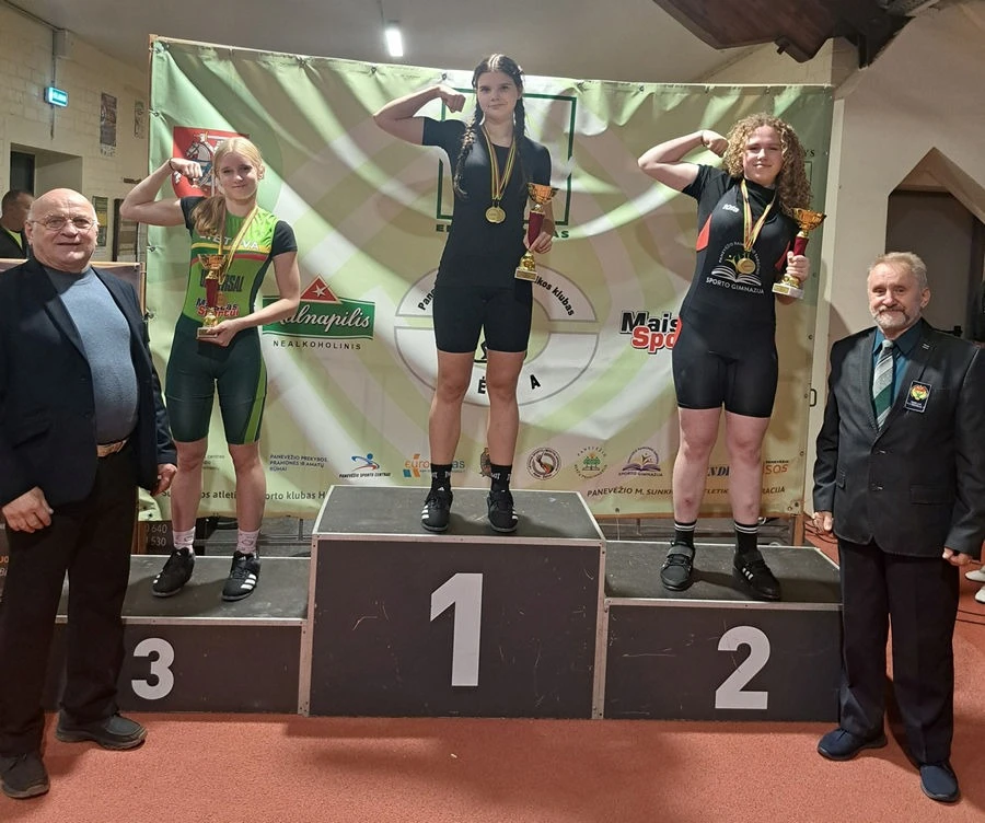 panevėžio raimundo sargūno sporto gimnazijos sunkiaatletės iškovojo aukso, sunkiaatlečiai - sidabro medalius