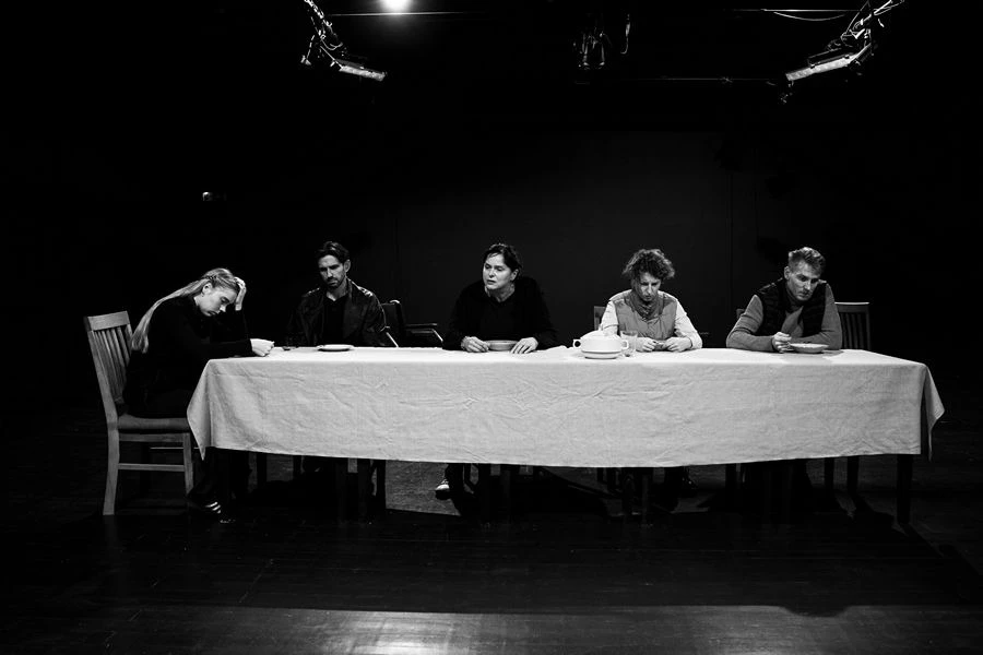 juozo miltinio dramos teatre premjera „tiesiog pasaulio pabaiga“: apie grįžimą namo ir tai, kas lieka nepasakyta