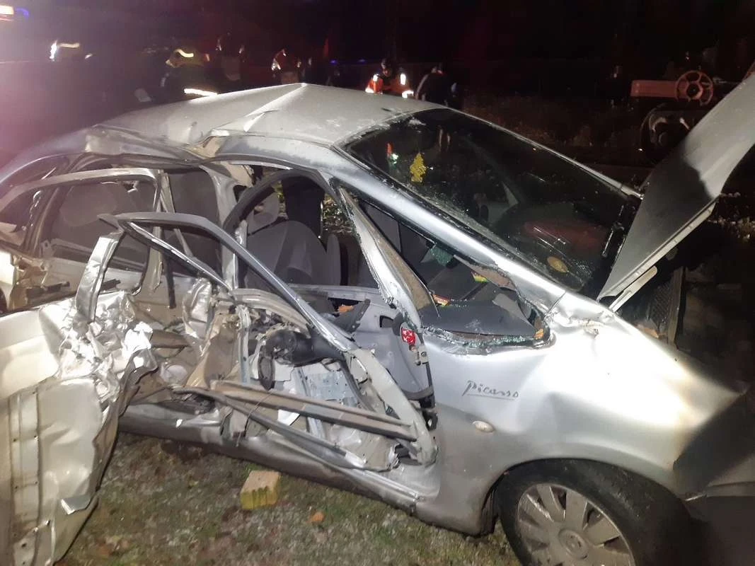 pravažiuojantis krovininis 11-os vagonų traukinys kliudė automobilį
