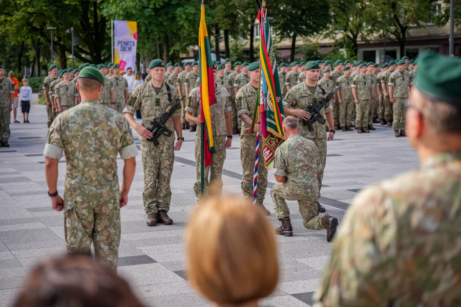 Panevėžyje į atsargą išlydėti privalomąją pradinę karo tarnybą atlikę kariai