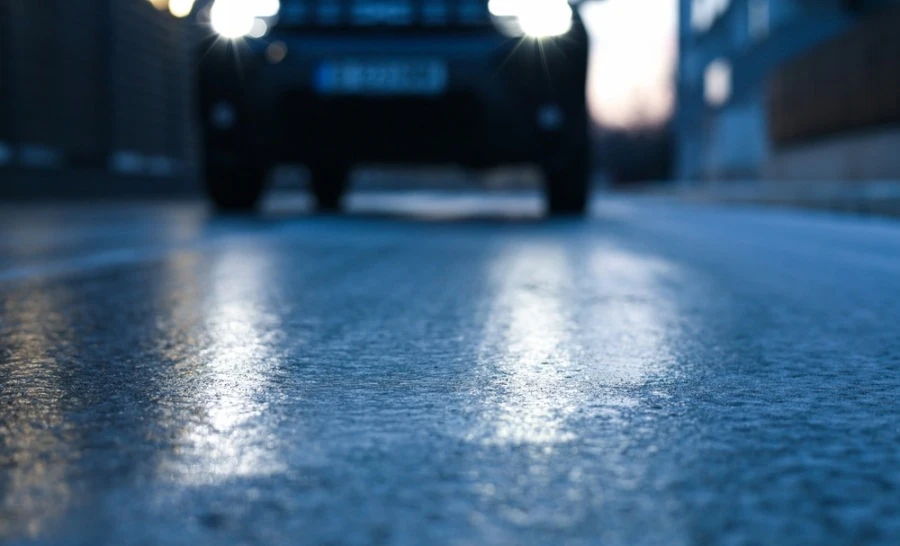 Nematomas priešas kelyje: kaip atpažinti „juodąjį ledą“ ir suvaldyti slystantį automobilį?