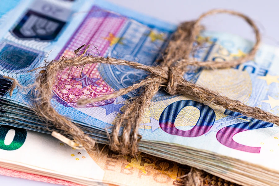 Euro banknotai perrišti virvele