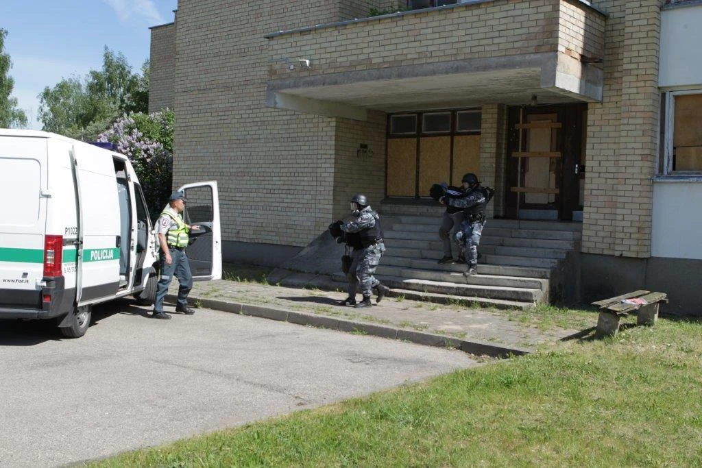 Priešiškos jėgos įsiveržė į policijos pastatą
