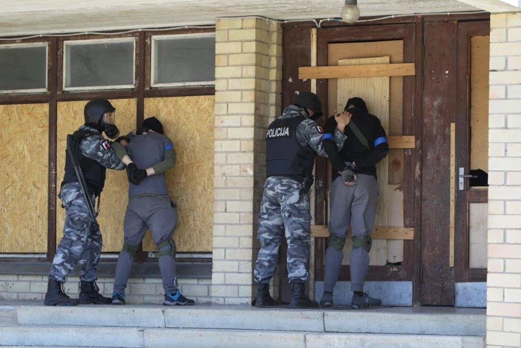 Priešiškos jėgos įsiveržė į policijos pastatą