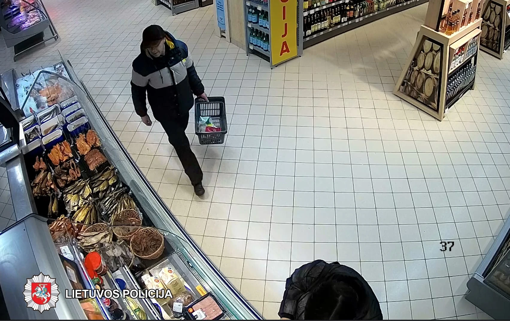 Policija prašo padėti atpažinti įtariamąjį