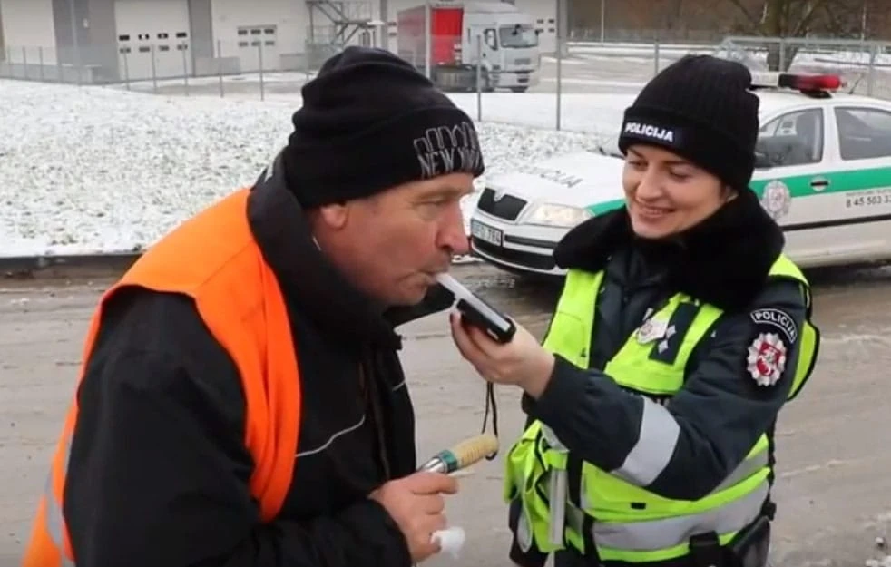 VAIZDO REPORTAŽAS. Pareigūnai tikrino dviratininkus, pėsčiuosius ir vadeliotuojus