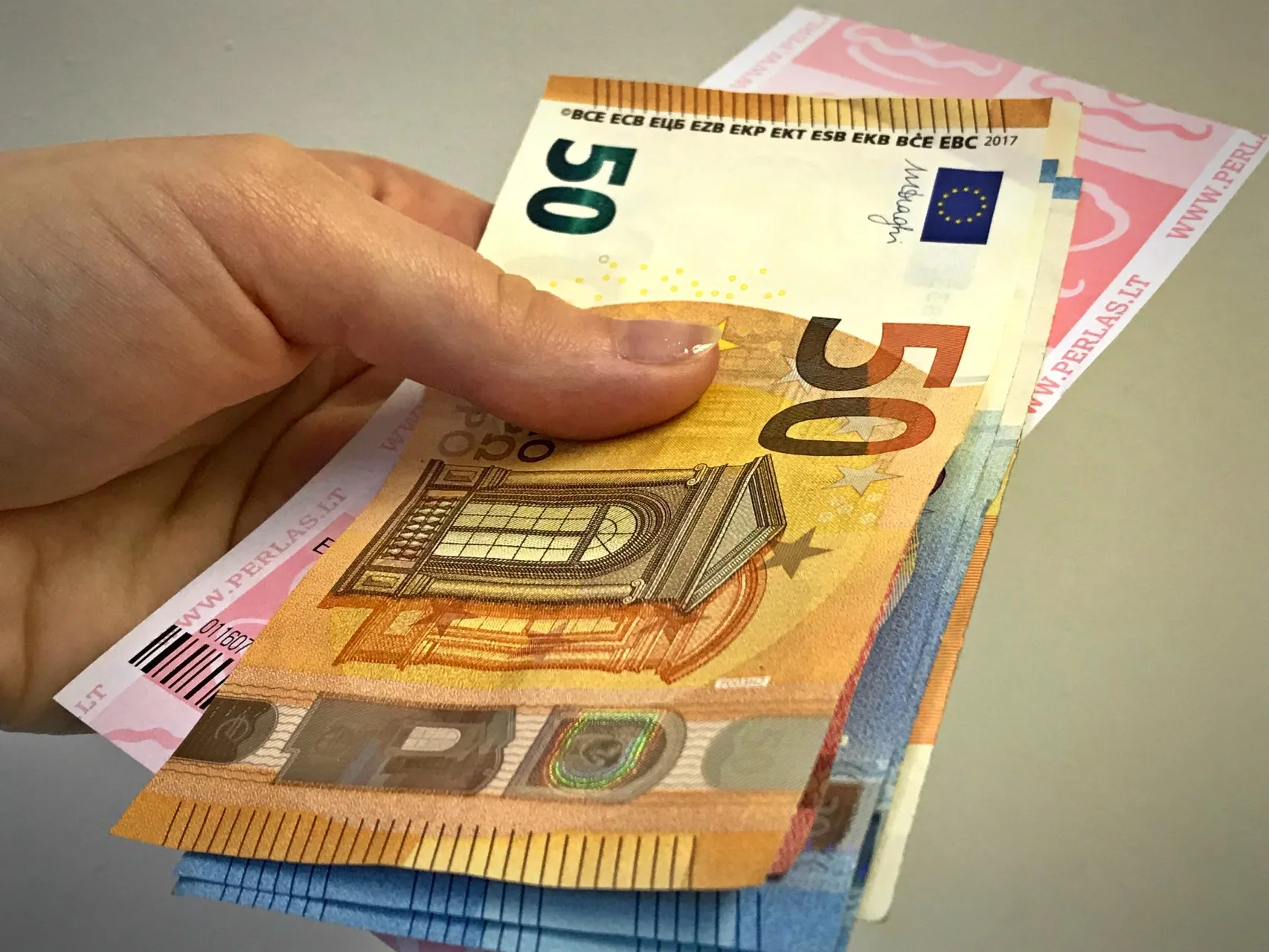 Daugiau nei 8000 eurų vertės loterijos bilieto laimėjimą pasisavinę sukčiai stos prieš teismą