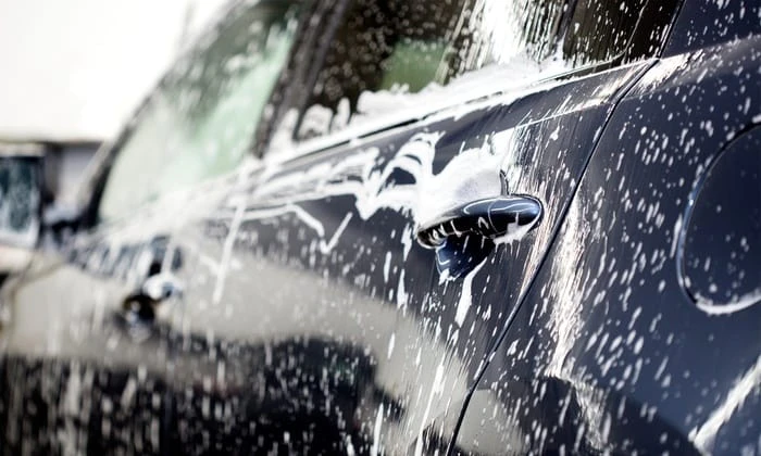 Automobilių plovimo ypatybės: kur gresia bauda, o kur savaitgalį automobilio nenusiplausite?