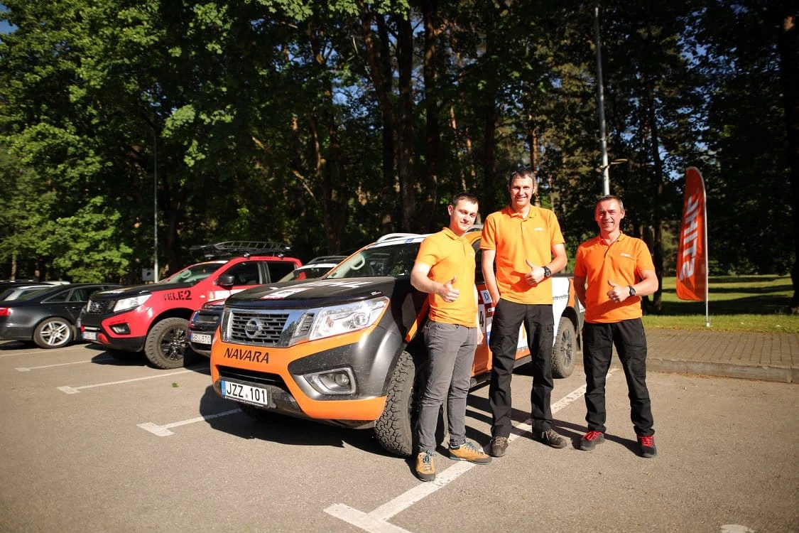 Motociklininkai bekelės varžybose atlieka dviejų žmonių darbą